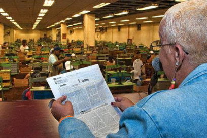 Evocan trabajadores el desembarco del yate Granma