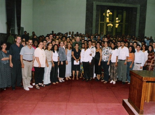 La doctora, al centro, delante de Fidel Castro, durante la despedida del primer grupo de colaboradores que viajó a Venezuela en el 2003.