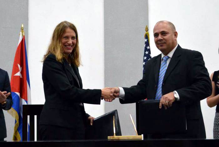 El ministro cubano de Salud, Roberto Morales Ojeda, y su homóloga estadounidense, Sylvia Burwell, firman Memorando de Entendimiento en el área de la salud. Foto: Tomada de Google