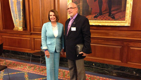 El presidente del INDER, Antonio Becali Garrido, junto a la congresista Nancy Pelosi. Foto: Tomada de Google