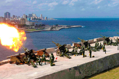 Ceremonia militar en saludo al triunfo de la Revolución