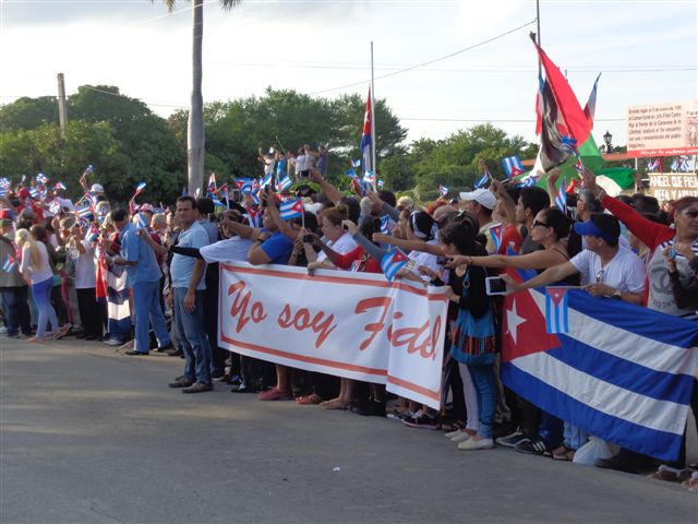 Millares de holguineros aguardaron por el paso de la caravana. Foto: Manuel Valdés
