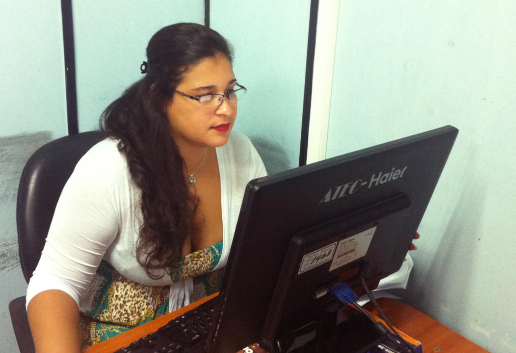 Los malos hábitos, las posiciones incorrectas y una mala iluminación son algunos de los factores que ocasionan este padecimiento. Foto: Raiza Arango