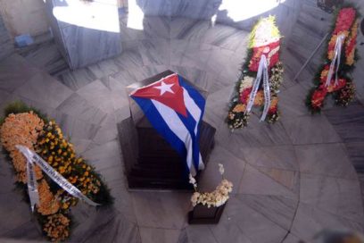 Ofrenda floral del Presidente Raúl Castro en tumba de José Martí