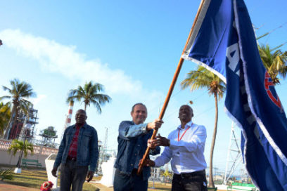 Bandera de Proeza Laboral a trabajadores eléctricos