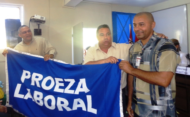 La brigada Che Guevara de la Universidad de Guantánamo recibió la Bandera Proeza Laboral por su aporte en la Recuperación. Foto: Rodny Alcolea