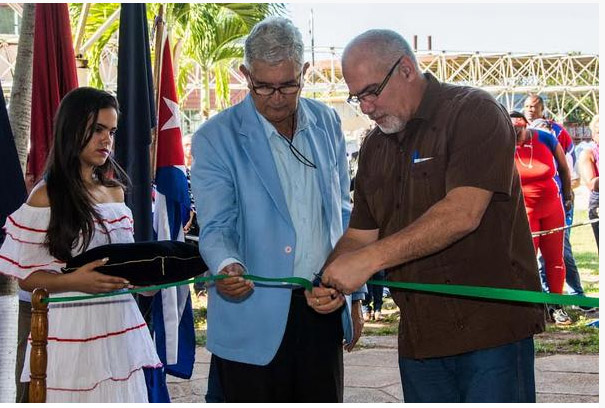 El presidente del INDER, Antonio Becali, junto al director de Expocuba, Pedro Abreu, dejan inaugurado el Pabellón dedicado al deporte. Foto: Marcelino Vázquez