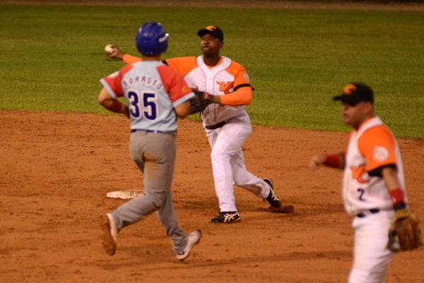 El torpedero Alexander Ayala refuerzo de los Azucareros de Villa Clara y los Tigres de Ciego de Ávila en una jugada de la semifinal que se juega entre ambos equipos como parte de la 56 Serie Nacional de Béisbol, en el estadio Augusto César Sandino de la ciudad de Santa Clara, en Villa Clara. Foto ACN/Osvaldo GUTIÉRREZ GÓMEZ