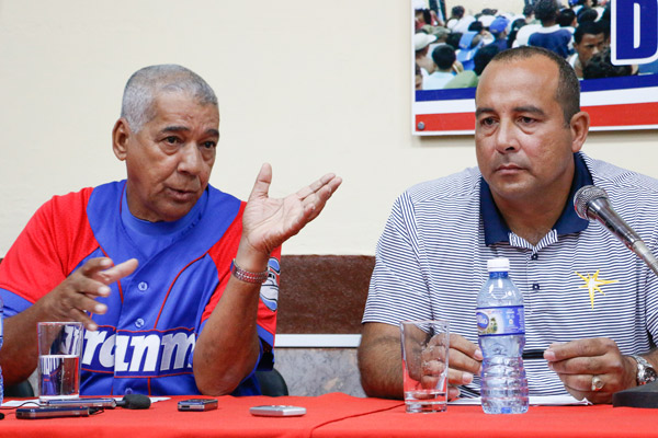 Carlos Marti y Yovany Aragón en la conferencia de prensa celebrada en el estadio Latinoamericano.