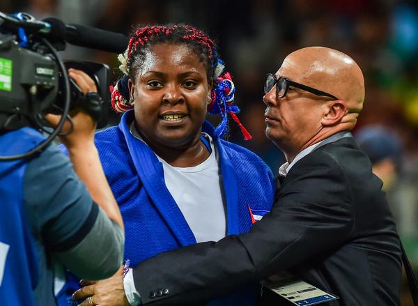 La cubana Idalis Ortiz Bocourt (I), junto a su entrenador Armando Padrón (D), después de perder ante la francesa Emilie Andeol, en la discusión de la medalla de oro, en el judo femenino de los XXXI Juegos Olímpicos, en Río de Janeiro, Brasil. Foto: Marcelino VÁZQUEZ HERNÁNDEZ