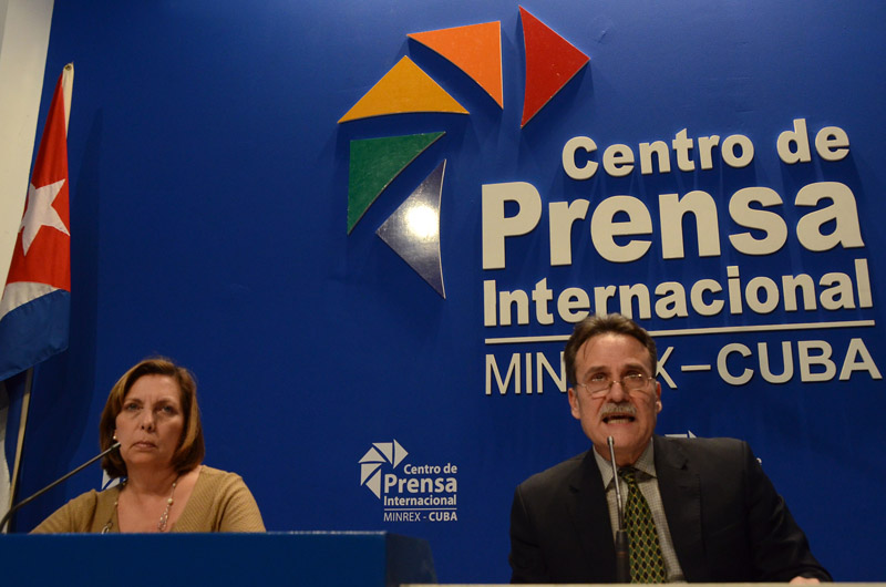Josefina Vidal, directora general para Estados Unidos del Ministerio de Relaciones Exteriores de Cuba y Gustavo Machín, subdirector para EE.UU. del Minrex. Foto: Joaquín Hernández Mena