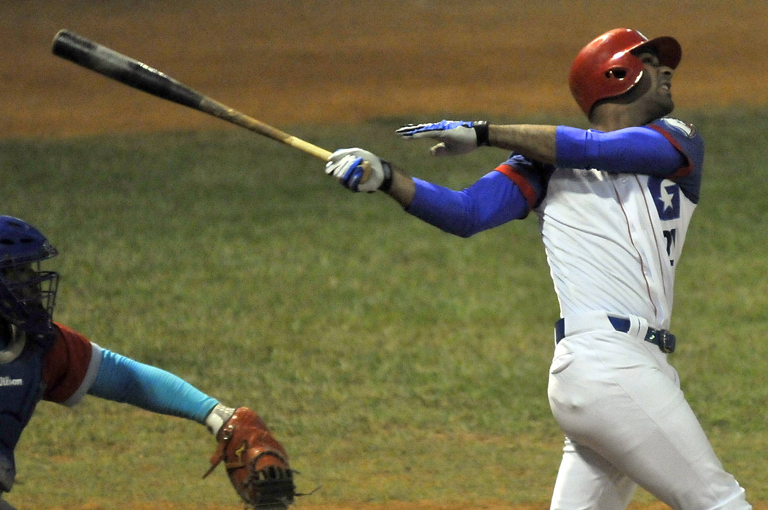 Guillermo Avilés dio su tercer jonrón en la postemporada y puso el partido a punto de mate. Foto: José R. Rodríguez Robleda.