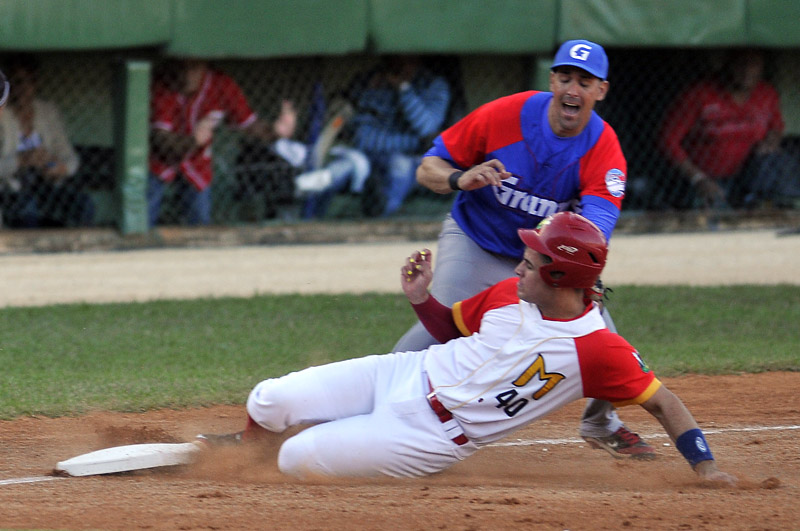 Sexto Juego semifinal entre Matanzas y Granma. Foto: José Raúl Rodríguez Robleda