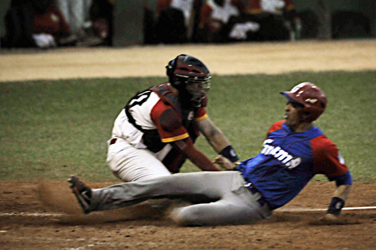 Play off entre los equipos de Matanzas y Granma .en su 6to juego . Foto josé raúl rodríguez robleda