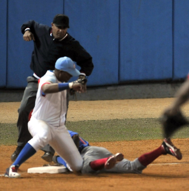 Un inexplicable intento robo de base de Roel Santos. Foto: José Raúl Rodríguez Robleda