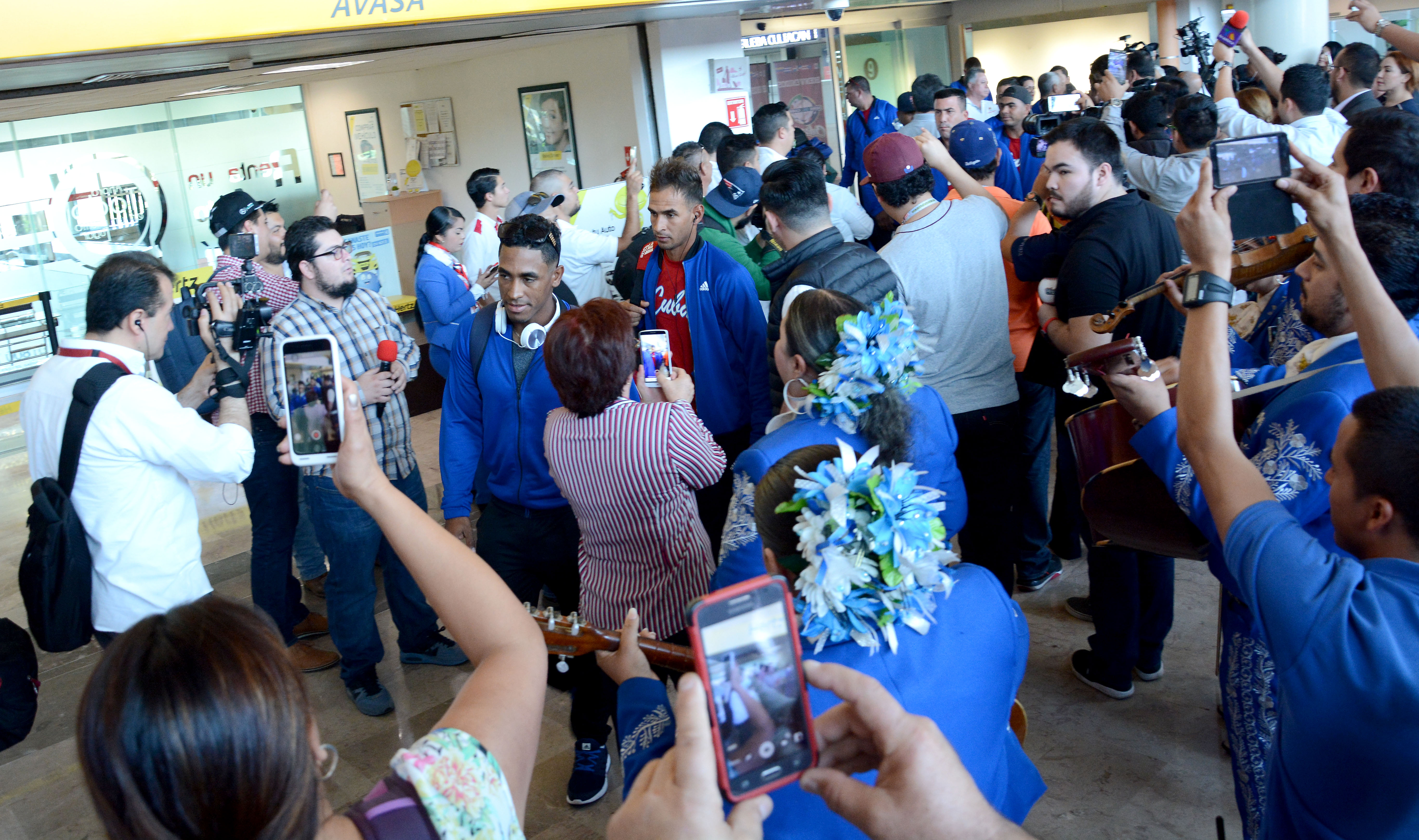 Llegada del equipo Granma a la sede de la Serie del Caribe. Foto: Ricardo López Hevia
