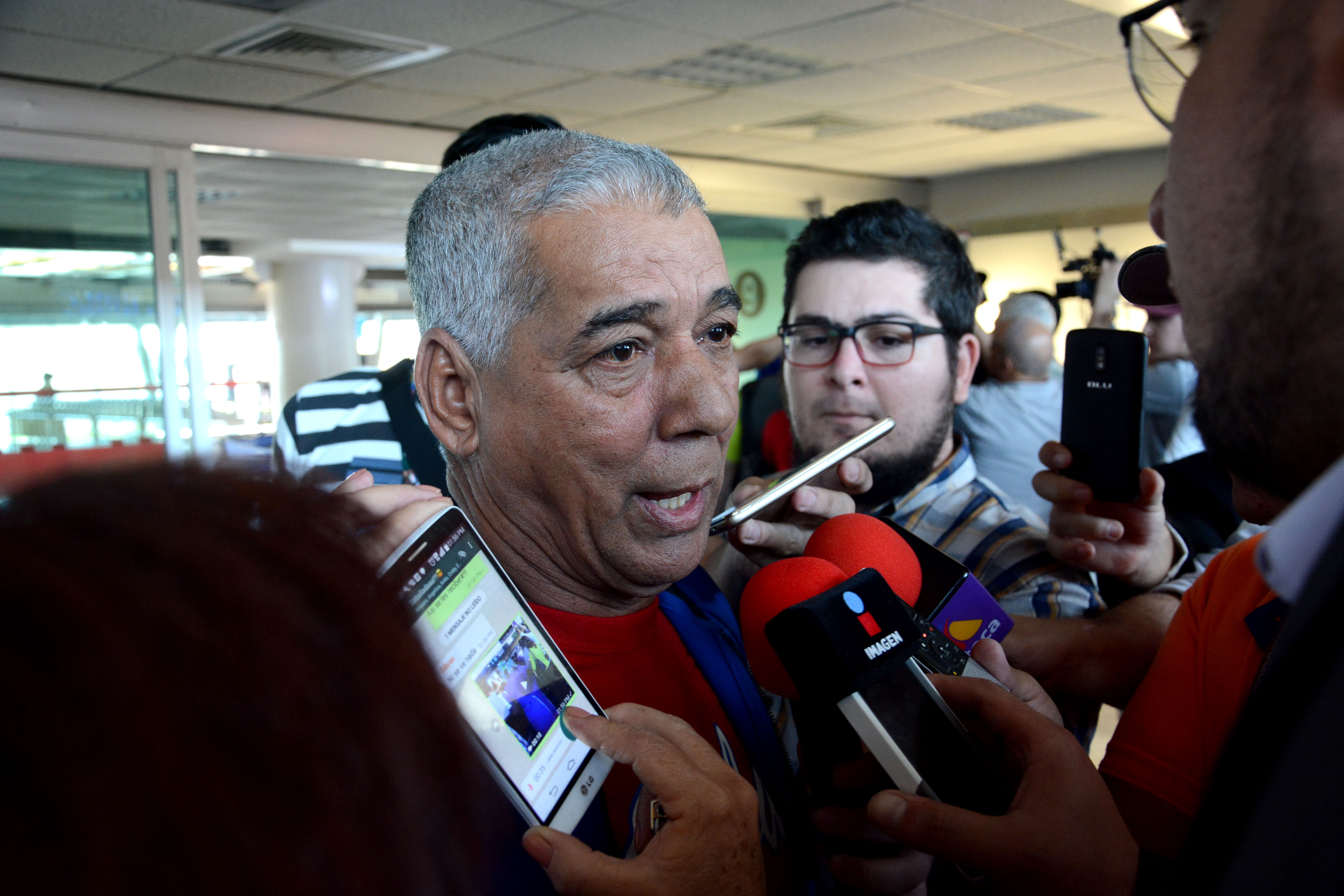Carlos Martí en la llegada del equipo Granma a la sede. Foto: Ricardo López Hevia