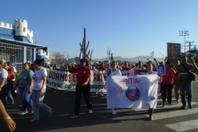 Protagonizan santiagueros marcha patriótica por los 78 años de la CTC