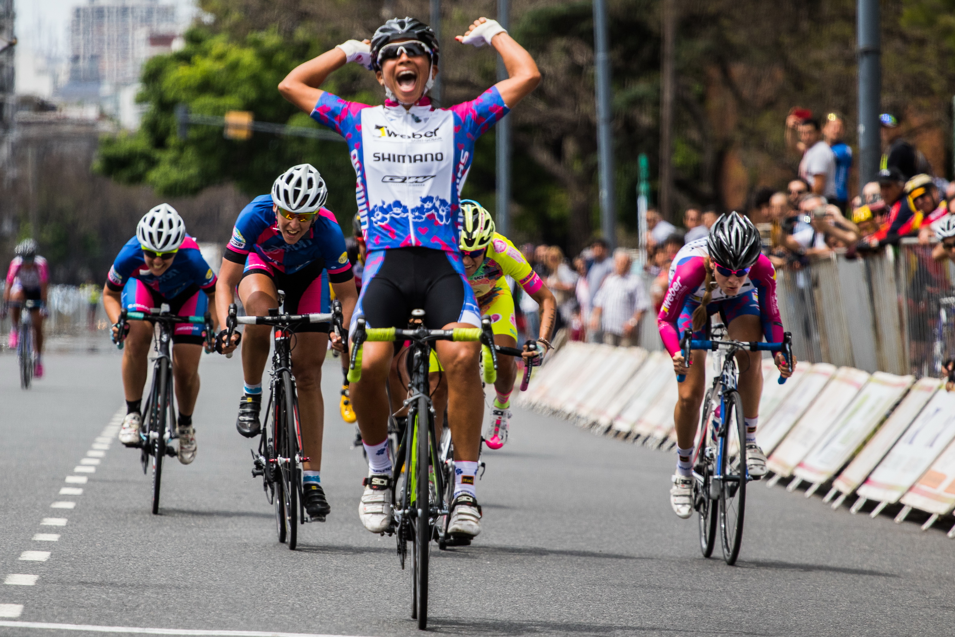 Marlies Mejías en el sprint final de la primera etapa en Uruguay