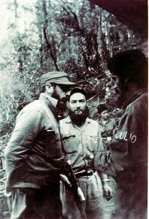 El Comandante del Ejército Rebelde Paco Cabrera (al centro) junto al Comandante en Jefe Fidel Castro.