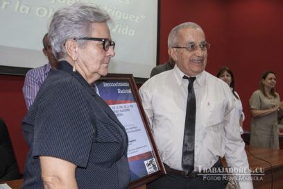 Premian a sobresalientes economistas por la obra de la vida