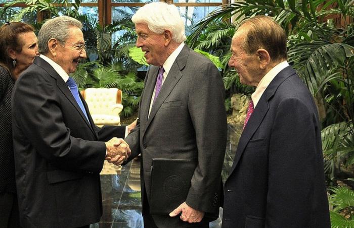 Raúl dialogó sobre temas de interés con el titular de la Cámara de Comercio de Estados Unidos, Thomas J. Donohue. Foto: Estudios Revolución