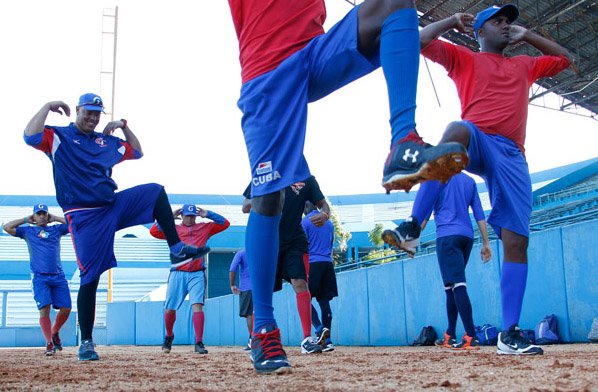 El equipo Alazanes de Granma entrena en el estadio Latinoamericano.