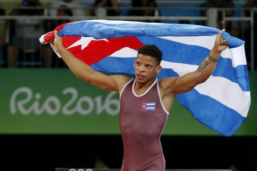 El cubano Ismael Borrero, división de 59 kg., medalla de Oro Olímpica, tras vencer al japonés Shinobu Ota, en el torneo de lucha grecorromana de los Juegos Olímpicos Río 2016, Foto: Roberto MOREJÓN RODRÍGUEZ