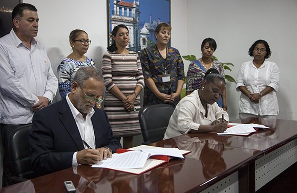 Scott Gilbert, presidente de la empresa estadounidense Coabana Trading LLC e Isabel O’Reilly, directora de CubaExport, firman el acuerdo que permite la exportación de carbón vegetal cubano a los Estados Unidos. Foto: Ladyrene Pérez/ Cubadebate
