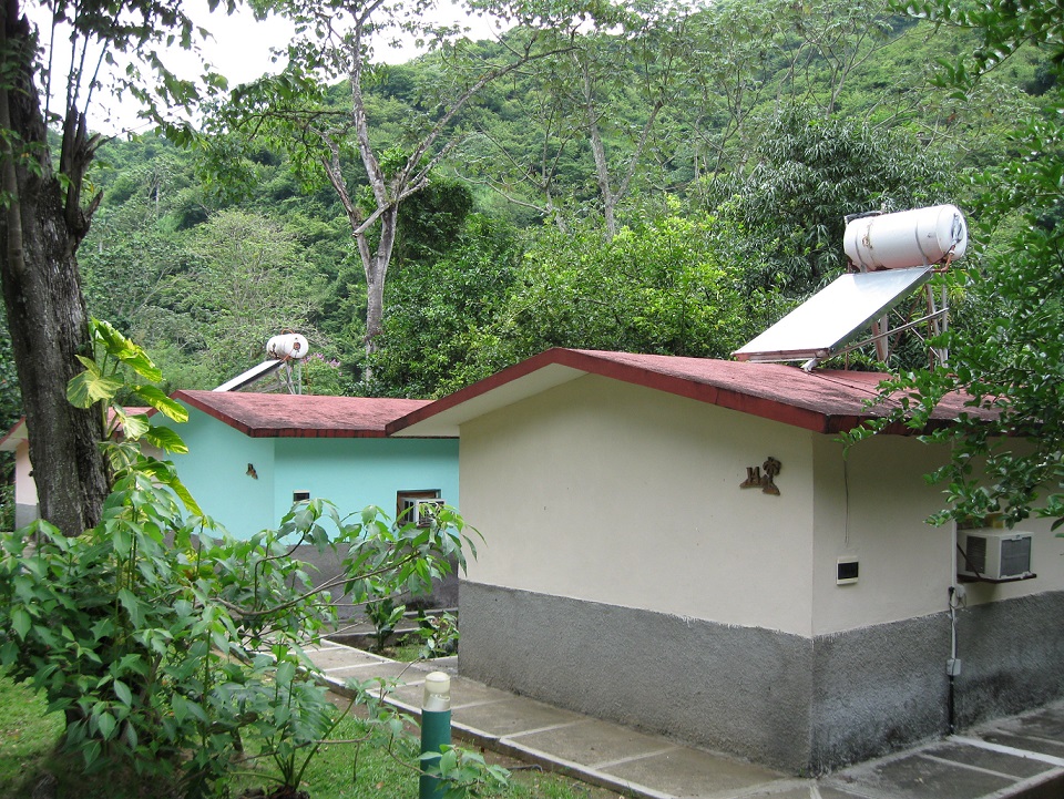 Paneles solares en villa turística Santo Domingo, municipio Bartolomé Masó. Foto: Cubasolar Granma