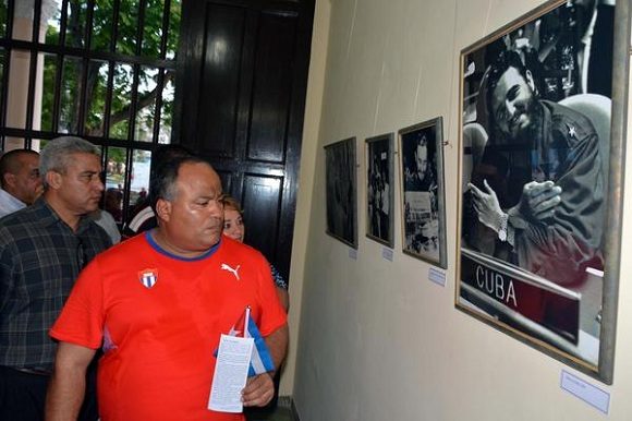 Federico Hernández (C), primer secretario del Partido Comunista de Cuba en Granma, en la inauguración de la exposición fotográfica Por Siempre Fidel. Foto: Armando Ernesto Contreras Tamayo/ACN