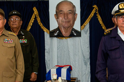 Ofrenda floral de Raúl al General Carlos Fernández Gondín