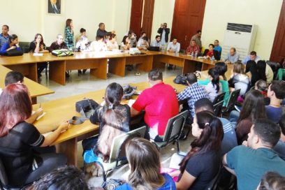 Debaten parlamentarios y estudiantes sobre temas constitucionales
