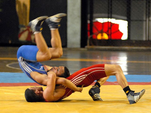 Duménigo (de rojo) se alzó con la corona en los 59 kg.