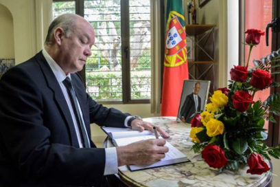 Firman libro de condolencias por deceso de expresidente portugués