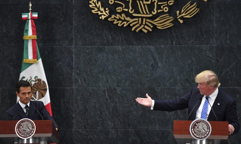 En agosto del 2016, luego de satanizar a los mexicanos en varios de sus discursos, Donald Trump anunció que visitaría México y que se entrevistaría con su presidente Enrique Peña Nieto, quien ante los reclamos de sus conciudadanos se disculpó explicando que había invitado a “los candidatos a la presidencia a Estados Unidos para conversar sobre la relación bilateral”. Hillary Clinton nunca llegó. Luego del encuentro Peña Nieto aseguró que el tema del pago del muro antiinmigrantes no había sido discutido. Foto: Expansión