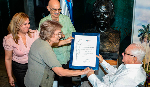 Juana Carrasco Martín (centro der.), periodista de Juventud Rebelde, entrega al Dr. Armando Hart Dávalos (D), el Premio Nacional de Periodismo José Martí, junto a Bárbara Doval (I), Vicepresidenta de la Unión de Periodistas de Cuba (UPEC), y Antonio Moltó Martorell (centro izq.), Presidente de la UPEC , en el Memorial dedicado al Apóstol, en La Habana, el 13 de febrero de 2017. Foto: Abel Padrón Padilla 