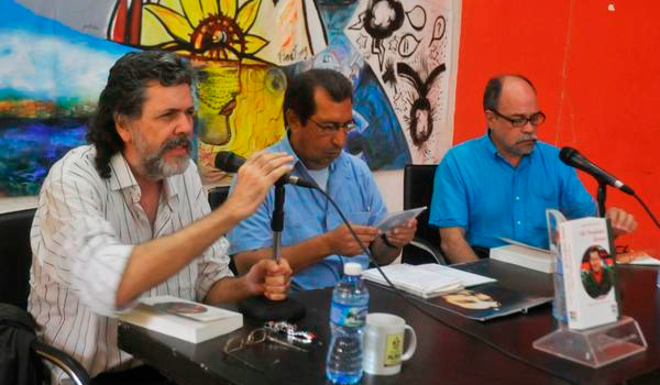 Abel Prieto Jiménez (I), ministro cubano de Cultura, durante la presentación del libro Aló Presidente Teórico, de la autoría de Hugo Chávez Frías. Foto: Oriol de la Cruz Atencio