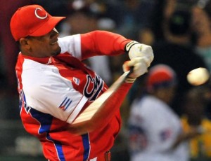 Yosvani Alarcón pegó jonrón en el sexto capítulo por Cuba.