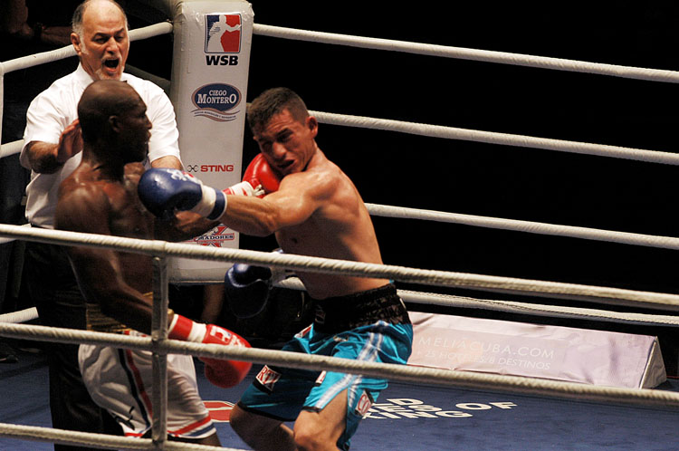 Julio César La Cruz ganó, pero con una pelea deslucida.Fotos: Cèsar A. Rodriguez.