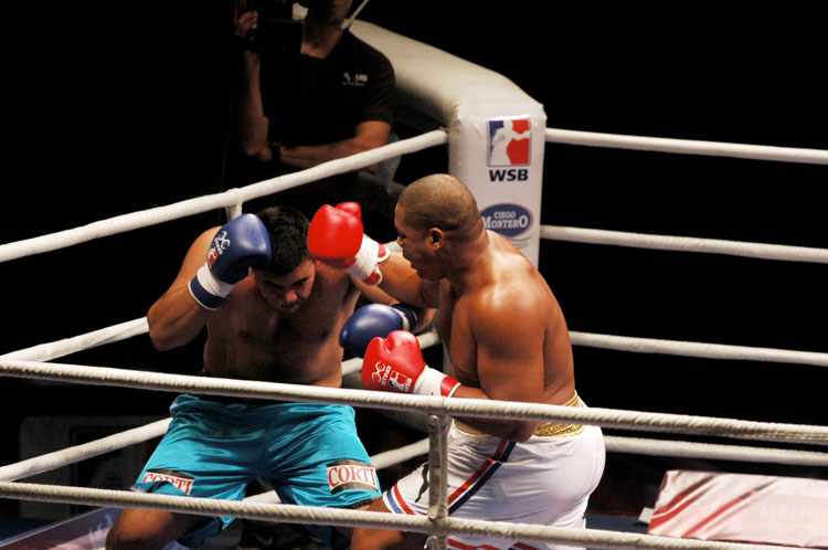 Josè ángel Larduet liquidó en menos de un minuto la pelea con Kevin Espìndola. Fotos: Cèsar A. Rodriguez.