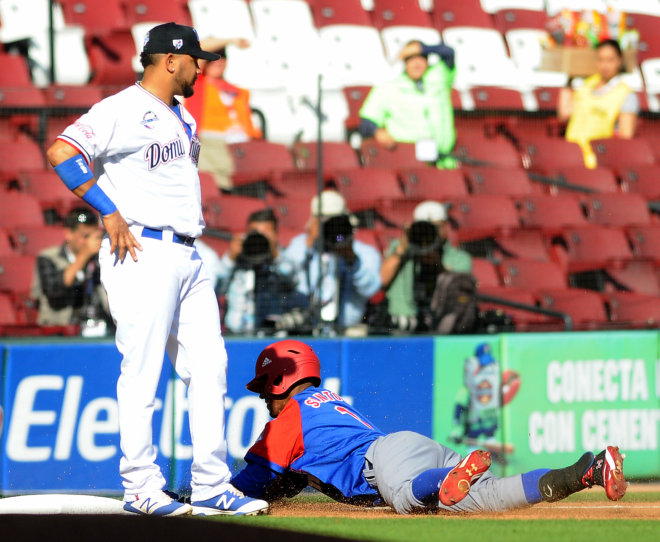 Triple de Roel Santos fue el batazo inspirador del juego. Foto: Ricardo López Hevia