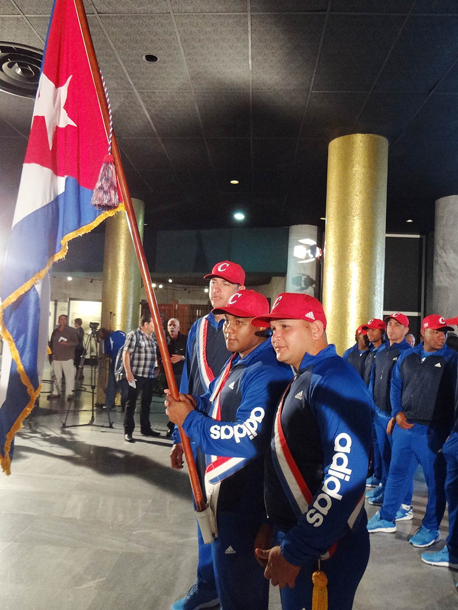 Abanderan al equipo de beisbol que participará en el IV Clásico Mundial de Béisbol. Foto: Eddy Martin Díaz.