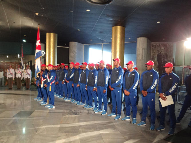 Abanderamiento al equipo de béisbol que participará en el IV Clásico Mundial. Foto: Eddy Martin Díaz.