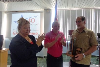 Entregan a René González símbolo de Guantánamo