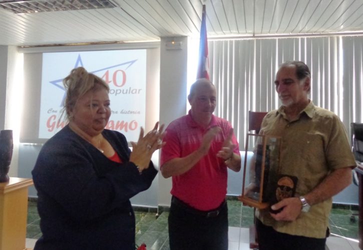 Entregan a René González símbolo de Guantánamo