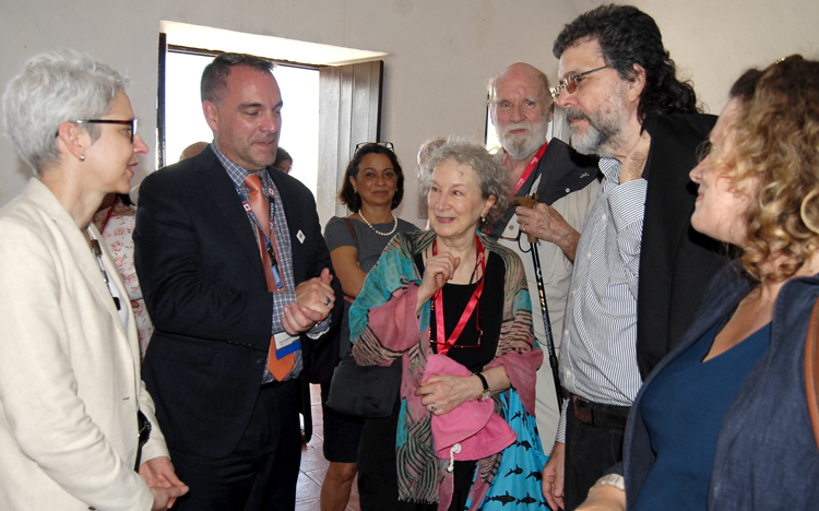 El ministro de Cultura, Abel Prieto, entre escritores y personalidades de las artes. Foto: Heriberto González Brito