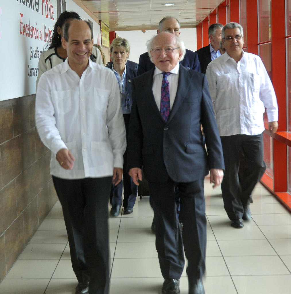 LLegada a Cuba del excelentisimo señor Presidente de Irlanda , Michael Higgins, quien fue recibido por Rogelio Sierra, viceministro del Ministerio de Relaciones Exteriores. Foto: José Raúl Rodríguez Robleda