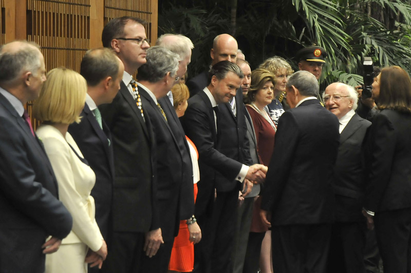 El Presidente cubano, Raúl Castro, saluda a la delegación que acompañó al dignatario Michael D. Higgins, Presidente de Irlanda. Foto: José Raúl Rodríguez Robleda