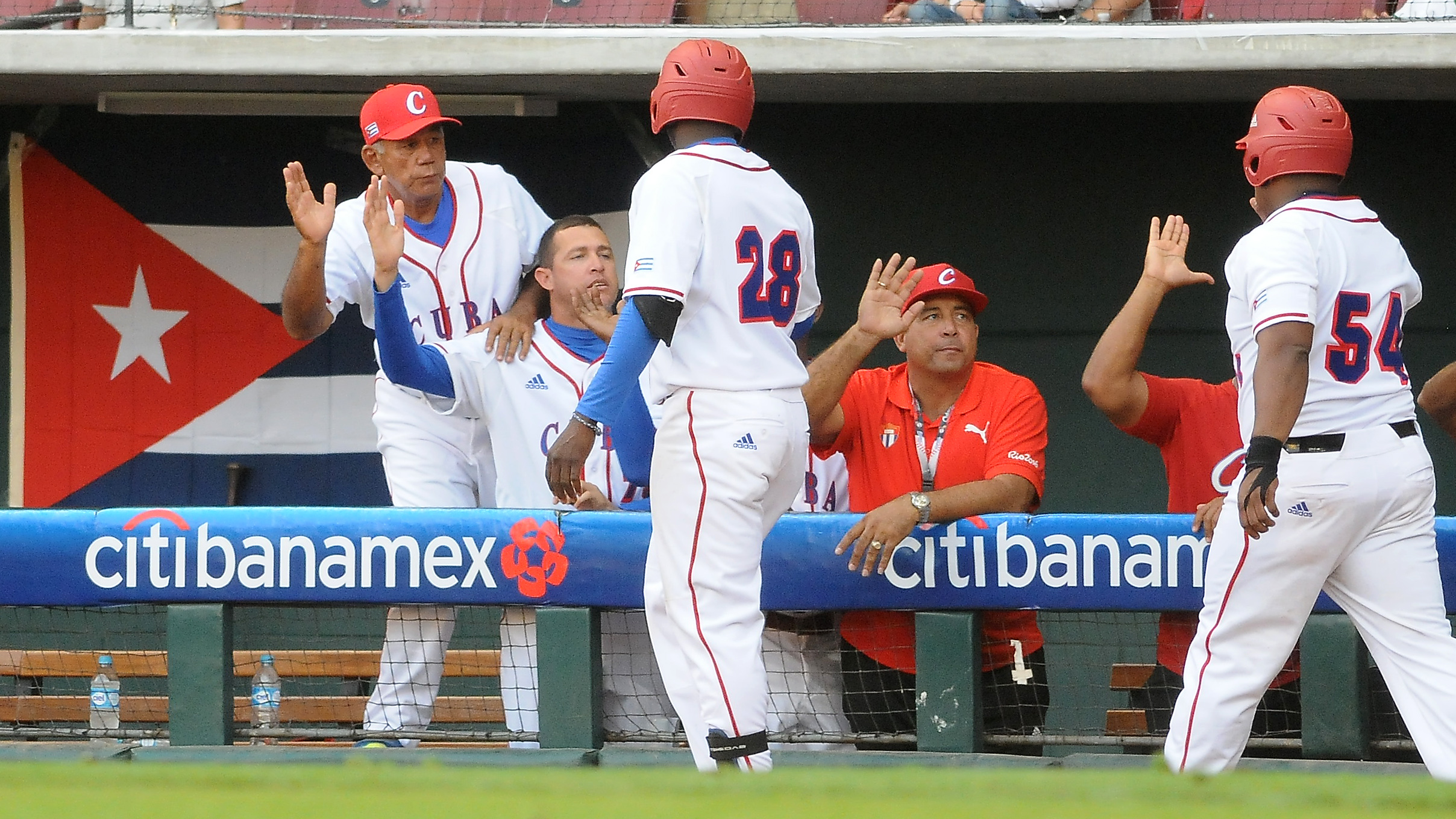 William Saavedra festeja el primer jonrón de Cuba en esta Serie del Caribe. Foto: Ricardo López Hevia